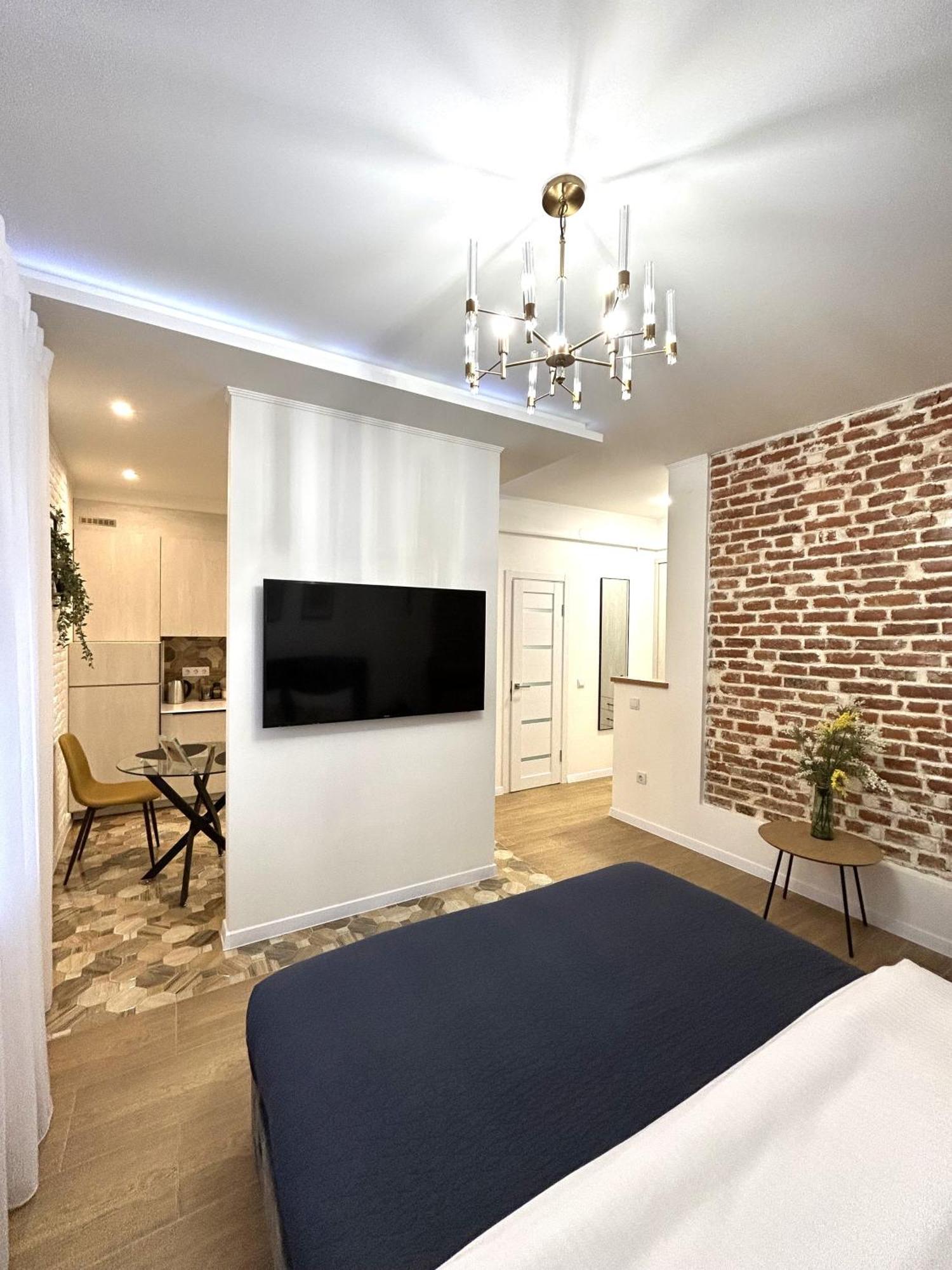 Modern Apartment, 100M To Opera リヴィウ エクステリア 写真