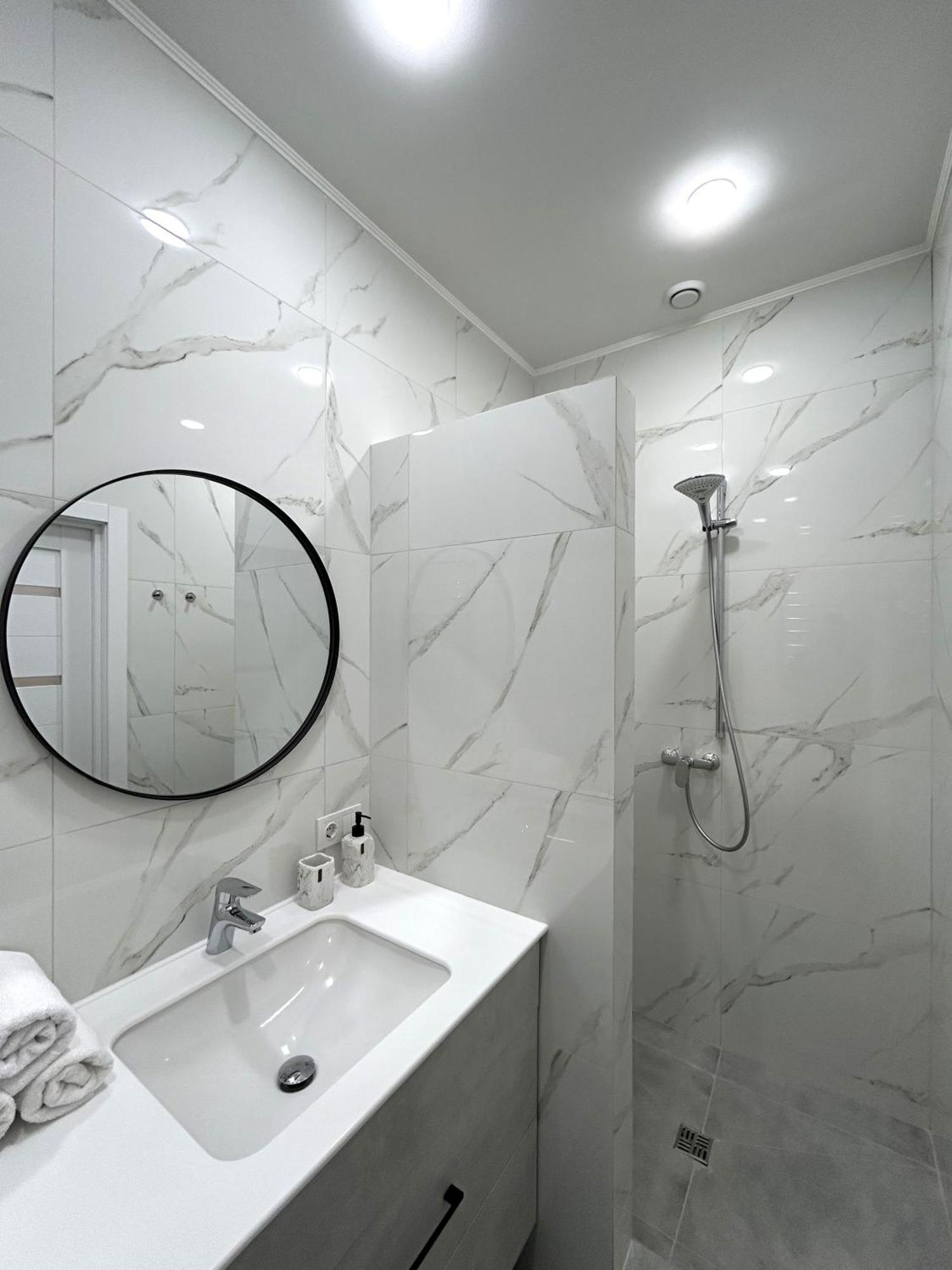 Modern Apartment, 100M To Opera リヴィウ エクステリア 写真